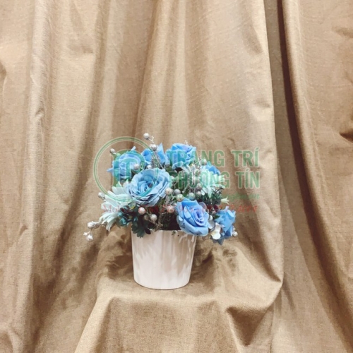 Bình hoa xanh dương nhạt