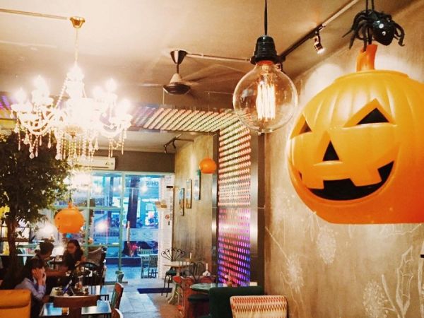 Ý tưởng trang trí quán cafe đẹp mùa Halloween 2026