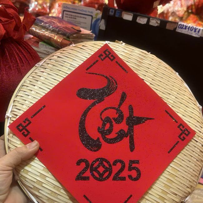 Chữ Tết 2025 rổ tre