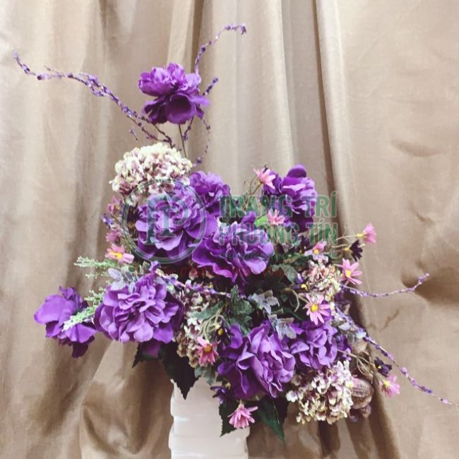 Bình hoa hoa tím