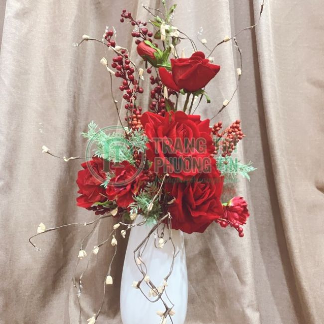 Bình hoa hoa hồng đỏ