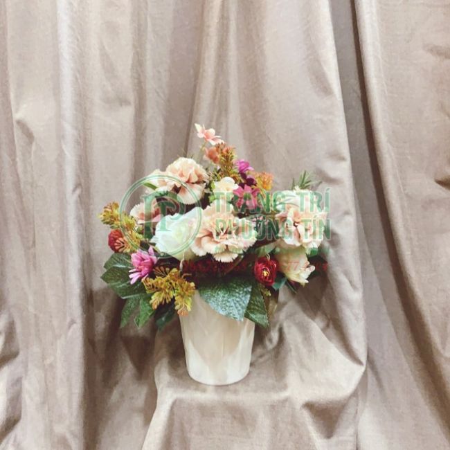 Bình hoa hoa hồng trắng