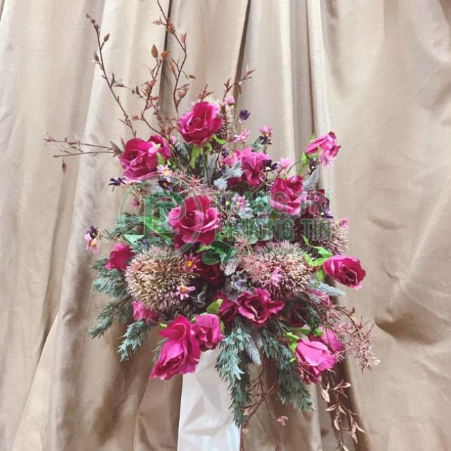 Bình hoa hồng đậm