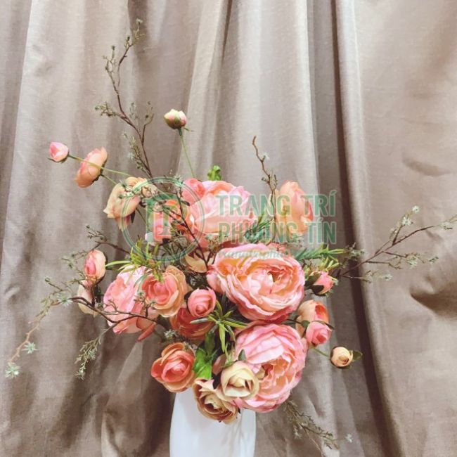 Bình hoa hoa hồng màu cam