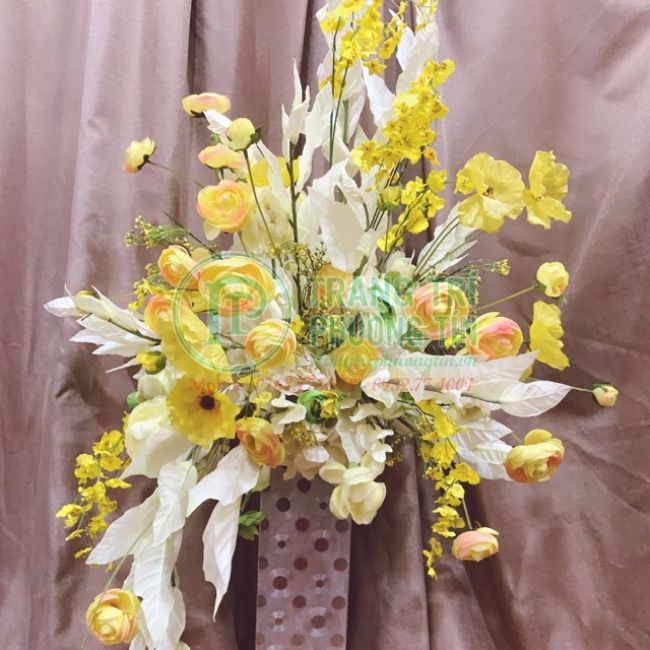 Bình hoa lan trắng