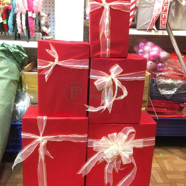 Hộp quà lớn màu đỏ