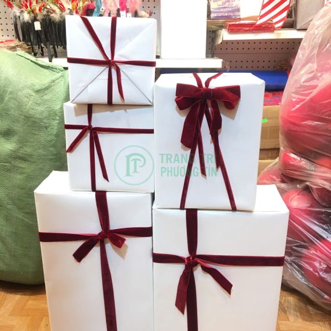 Hộp quà lớn màu trắng