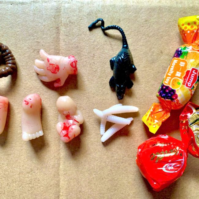 Đồ chơi giả Halloween