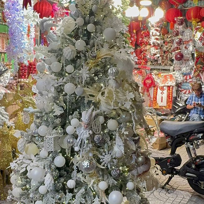 Thông Noel kèm đèn treo