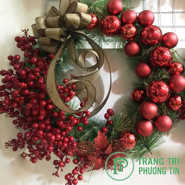 Vòng nguyệt quế nơ quả châu, lá thông