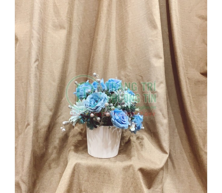 Bình hoa xanh dương nhạt